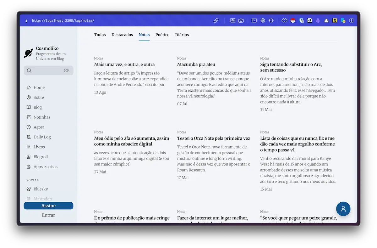 interface do blog "cosmoliko" mostrando grid de notas pessoais com sidebar de navegação. design em tons de cinza e azul.