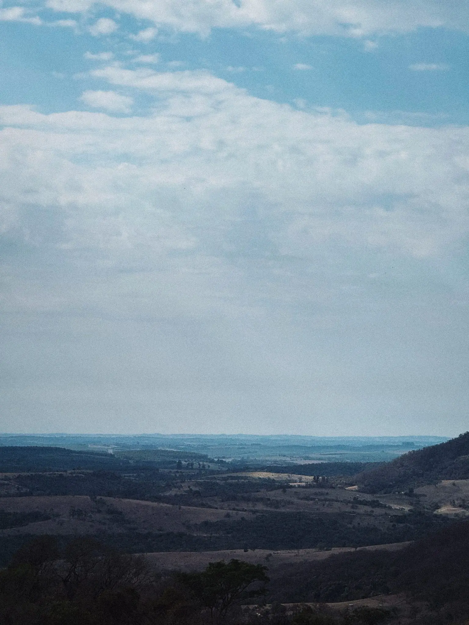 Vista da Serra de Botucatu mostrando os campos no horizonte