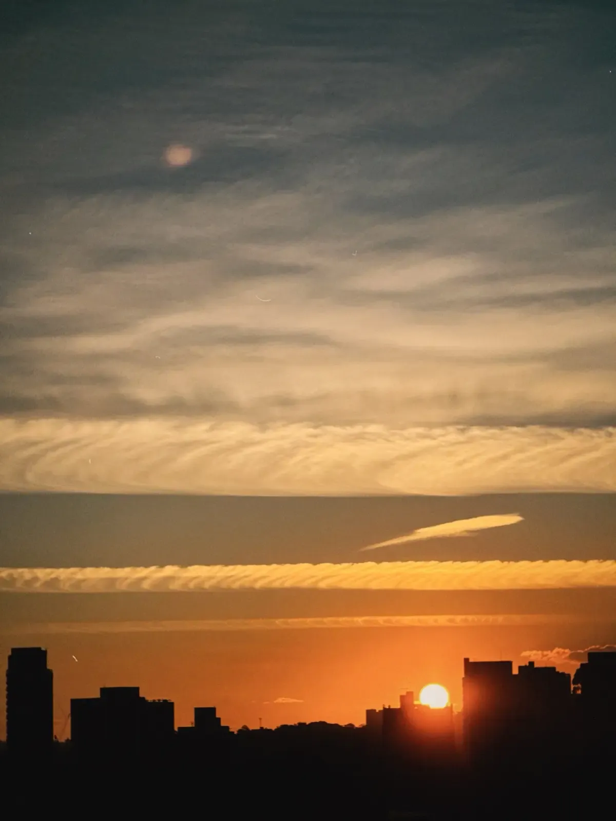 por do sol atrás de prédios