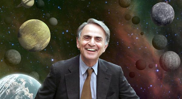 Ilustração de Carl Sagan sorrindo com um fundo de planetas e o universo