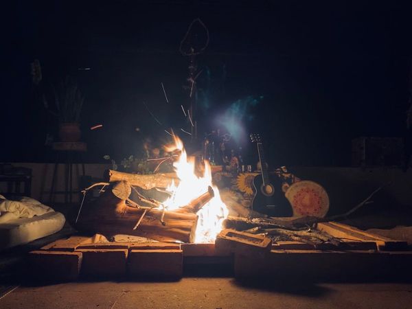foto de uma fogueira em frente a um altar sagrado com as medicinas jurema e ayahuasca