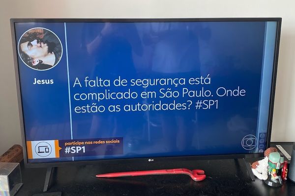 Televisão ligada na Globo, onde o jornal SP1 exibe um tweet editado.