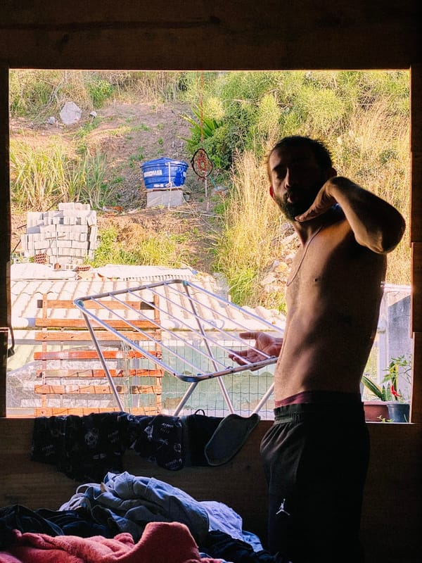 Ygor Murta posando e segurando um varal de roupas