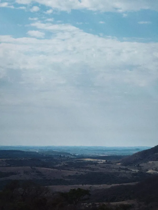 Vista da Serra de Botucatu mostrando os campos no horizonte